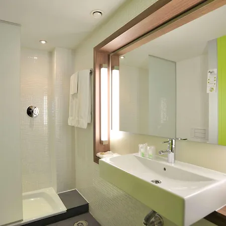 Travelodge Airport 3*
