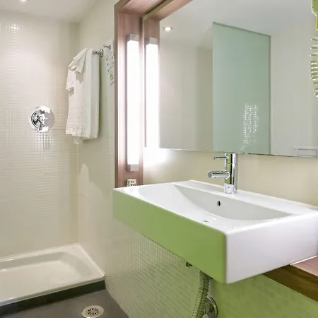 Travelodge Airport Hotel